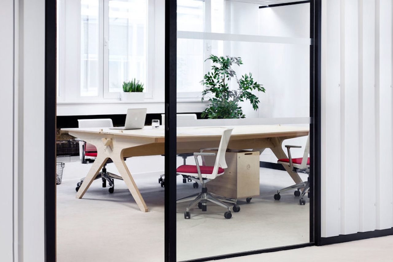 web20160509 Opendesk Workspace Lean Desk TOMORROW Croydon R Gardiner RG801c 0197