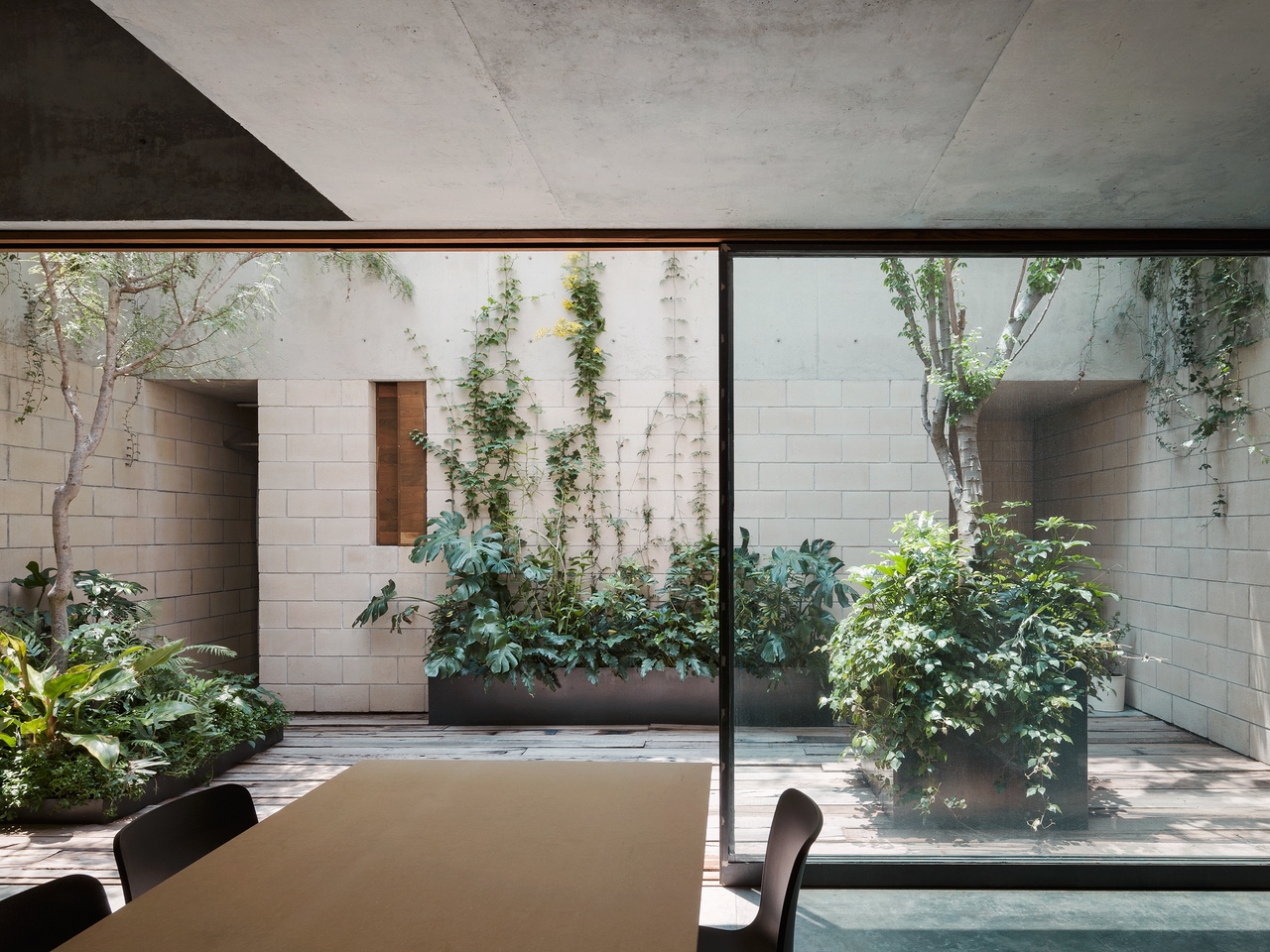 ABove picture of the courtyard at Antonio Sola, with the maid’s chambers to the left