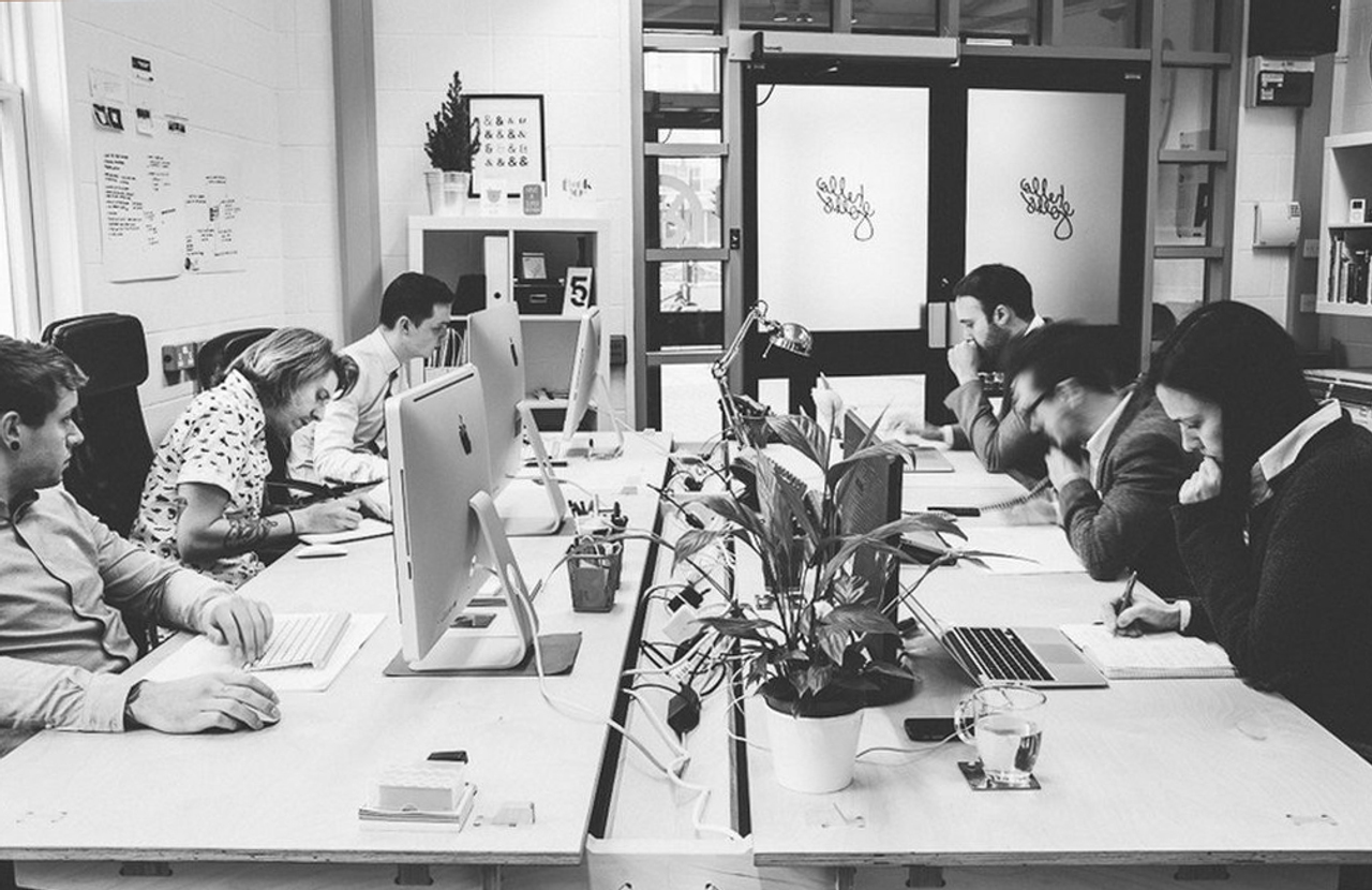 Picture of a co-working space using an original Opendesk in Mexico, made by Ensambleria team