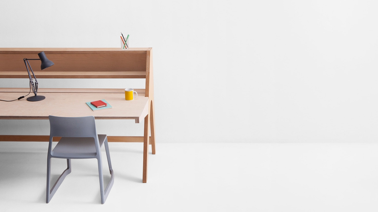 General view of the Lift Standing Desk in lowered position.