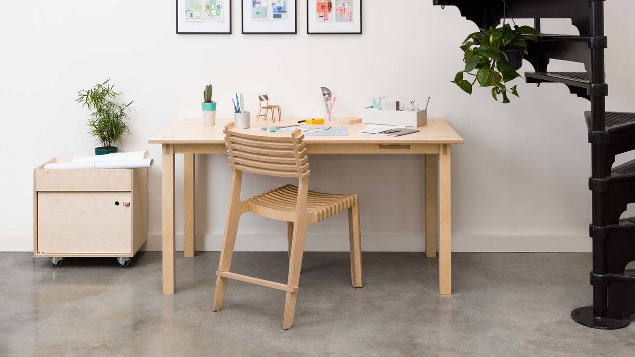 Valovi Chair with Layout Table and Pedestal